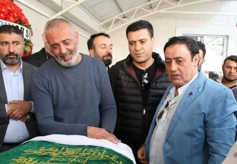 Sürpriz nikah fotoğraflarla ortaya çıkmıştı... Dilber Ayın kızından evliliğe tepki