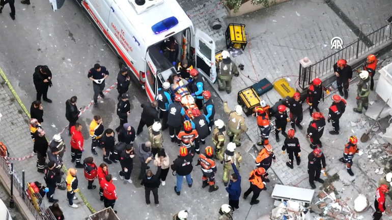 Maltepe’de çöken bina Ekiplerin 7 yaşında kız çocuğunu kurtarma görüntüleri kamerada