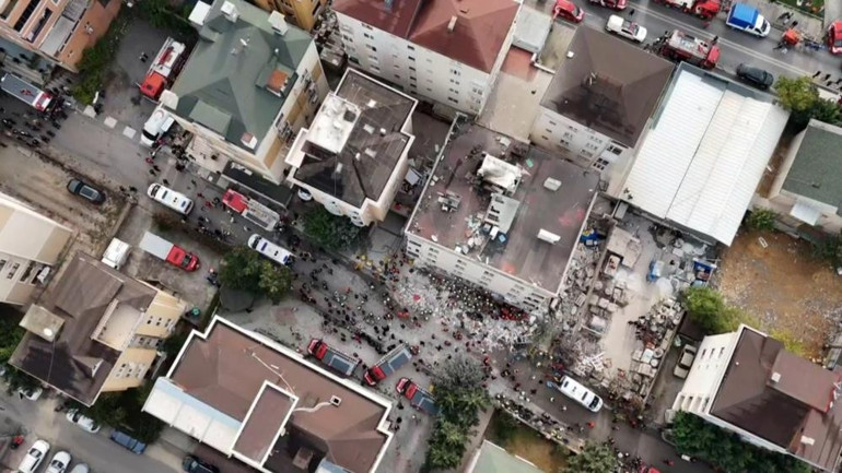 Maltepede çöken binanın üst 2 katı kaçak çıktı Kolonlar mı kesildi