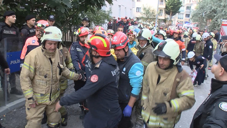Son dakika... Maltepede 7 katlı binada çökme: 2 kişi hayatını kaybetti, 3 kişiyi arama çalışmaları sürüyor