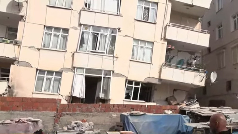 Son dakika... Maltepede 7 katlı binada çökme: 2 kişi hayatını kaybetti, 3 kişiyi arama çalışmaları sürüyor