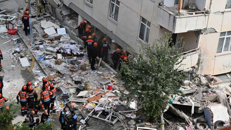 Son dakika... Maltepede 7 katlı binada çökme: 2 kişi hayatını kaybetti, 3 kişiyi arama çalışmaları sürüyor