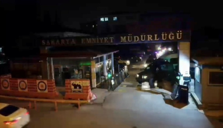 Sakarya’da özel harekat destekli ‘Sokaklar Güvende’ baskınlarında 19 gözaltı
