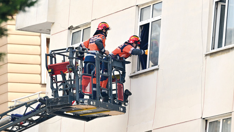 Çöken binanın 4 katı kaçak... İstanbul’da apartman göçtü: 5 ölü
