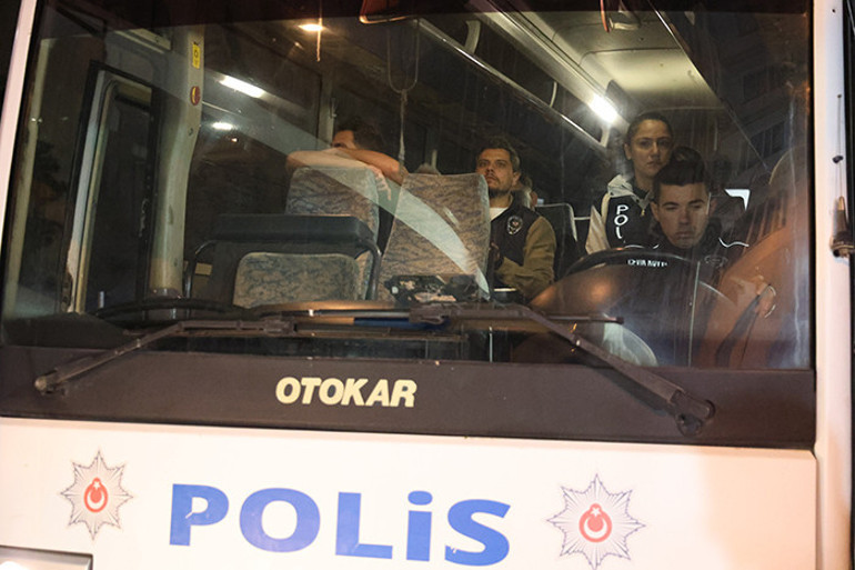 Bayraklı Belediyesine operasyon: Gözaltına alınan 43 şüpheli adliyede