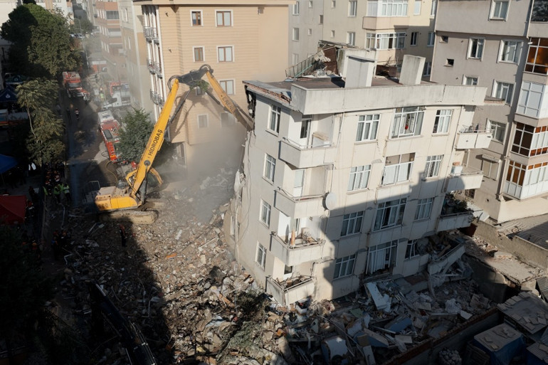 &Ccedil;&ouml;ken binanın 4 katı ka&ccedil;ak... İstanbul&rsquo;da apartman g&ouml;&ccedil;t&uuml;: 5 can kaybı