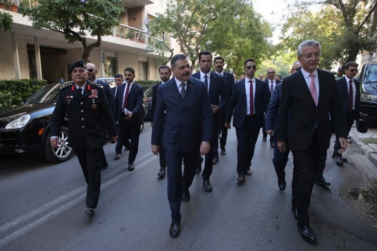 Bakan Çiftçiden Atinada net mesaj: Yeni nesil suç örgütlerinin peşini yurt dışında da bırakmıyoruz