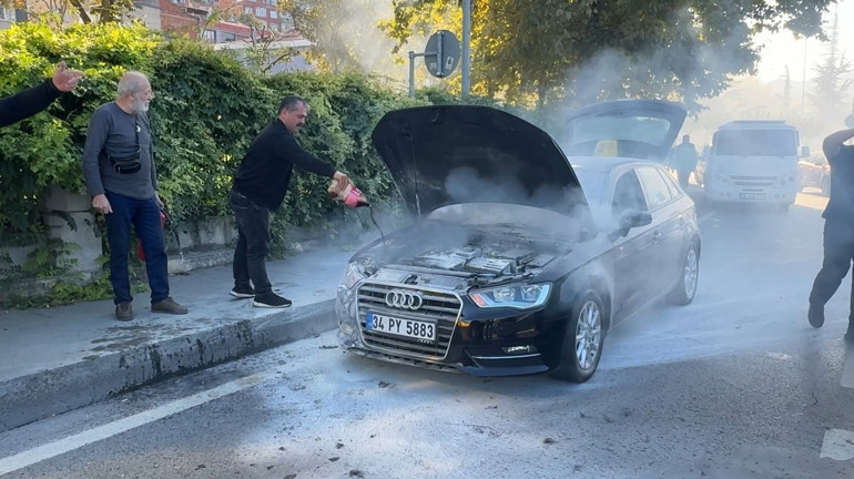 Kağıthane’de otomobil yangınına müdahale için kola şişesiyle koştu