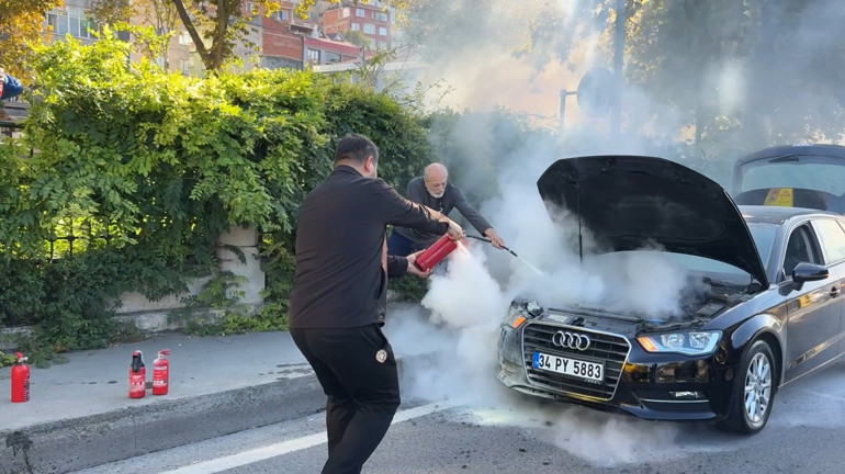 Kağıthane’de otomobil yangınına müdahale için kola şişesiyle koştu