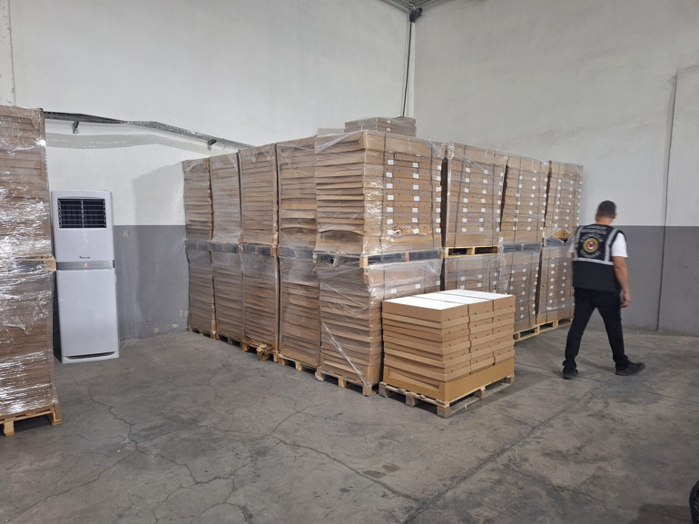 İzmirde dev kaçak tütün baskını: 125,4 milyon TLlik malzeme ele geçirildi