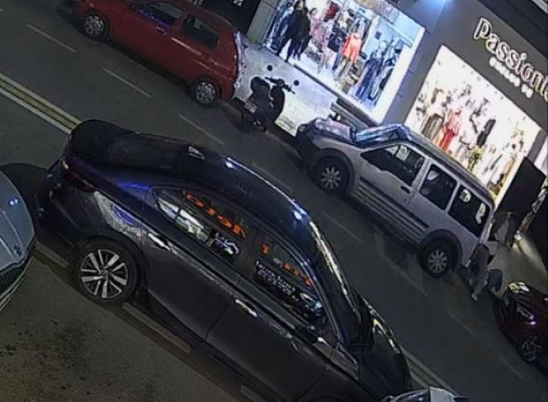 Kıskançlık kavgası kamerada Eşiyle ilişki yaşadığını öne sürdüğü kadını hastanelik ettiler