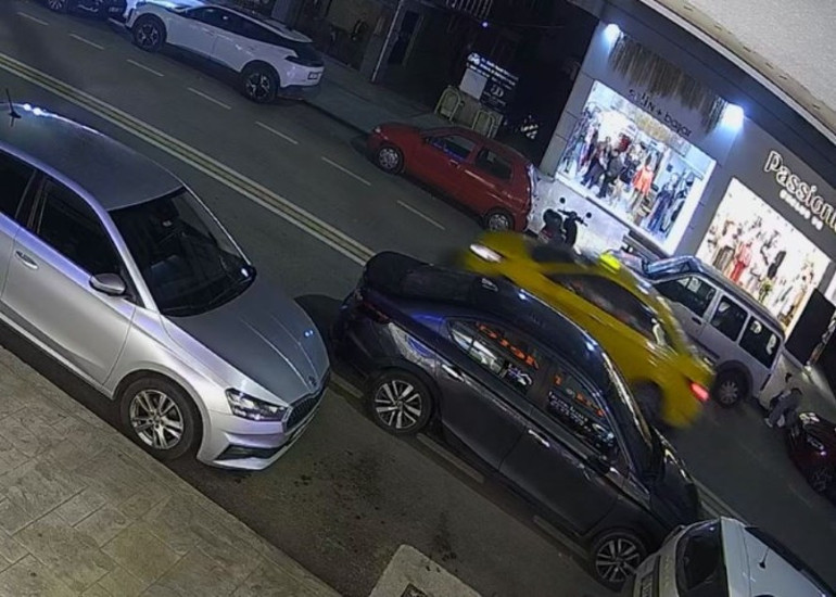 Kıskançlık kavgası kamerada Eşiyle ilişki yaşadığını öne sürdüğü kadını hastanelik ettiler