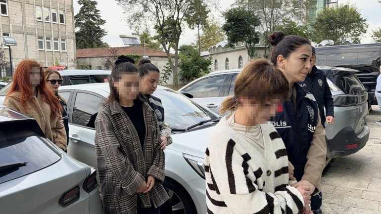 Kıskançlık kavgası kamerada Eşiyle ilişki yaşadığını öne sürdüğü kadını hastanelik ettiler