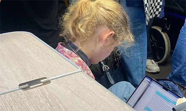 İstese en lüks otomobile binip gaza basar... Gencecik yaşında at arabası kullanıyor