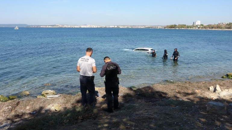 Çanakkalede el freni çekilmeyen otomobil denize düştü