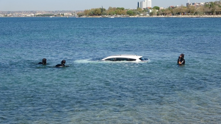 Çanakkalede el freni çekilmeyen otomobil denize düştü