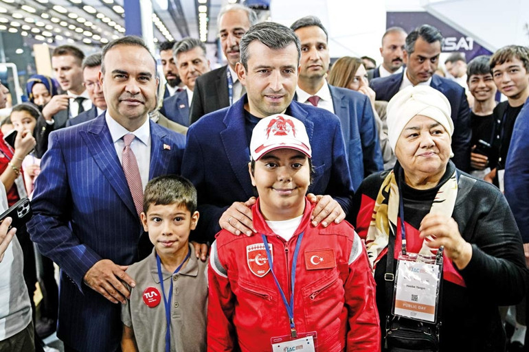 ‘Uzay’da halk günü