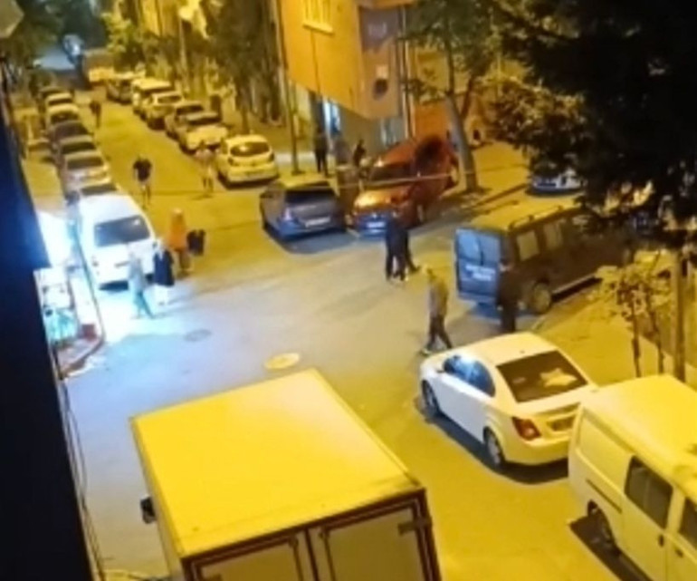 İstanbulda sokakta yürüyen gence silahlı saldırı