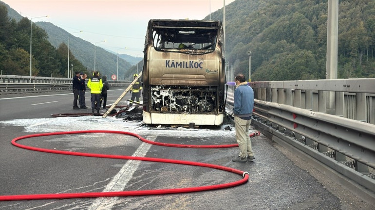 Yolcu otobüsü otoyolda alev alev yandı: Şoförün dikkati faciayı önledi