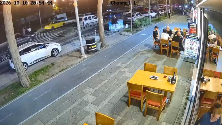 Yaya geçidinde ölüme düşüş İstanbulda motosiklet yere düşen adamın üzerinden geçti
