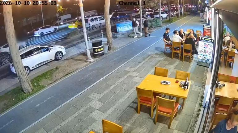 Yaya geçidinde ölüme düşüş İstanbulda motosiklet yere düşen adamın üzerinden geçti
