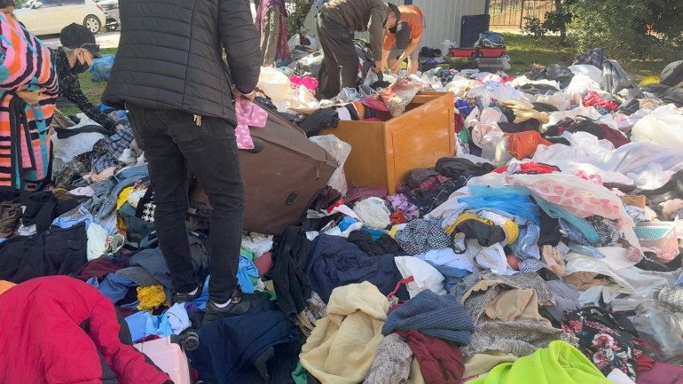 Ceza korkusuyla sokağa bıraktılar İstanbul’da sokak ortasında kıyafet kapma yarışı