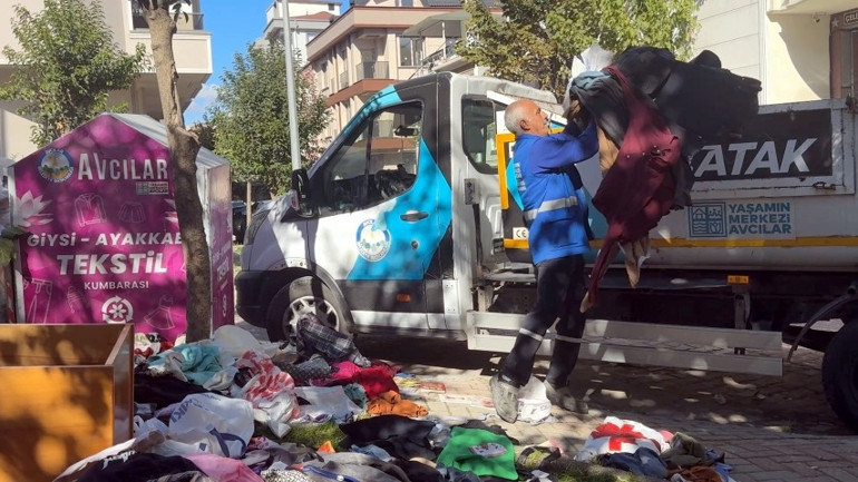 Ceza korkusuyla sokağa bıraktılar İstanbul’da sokak ortasında kıyafet kapma yarışı