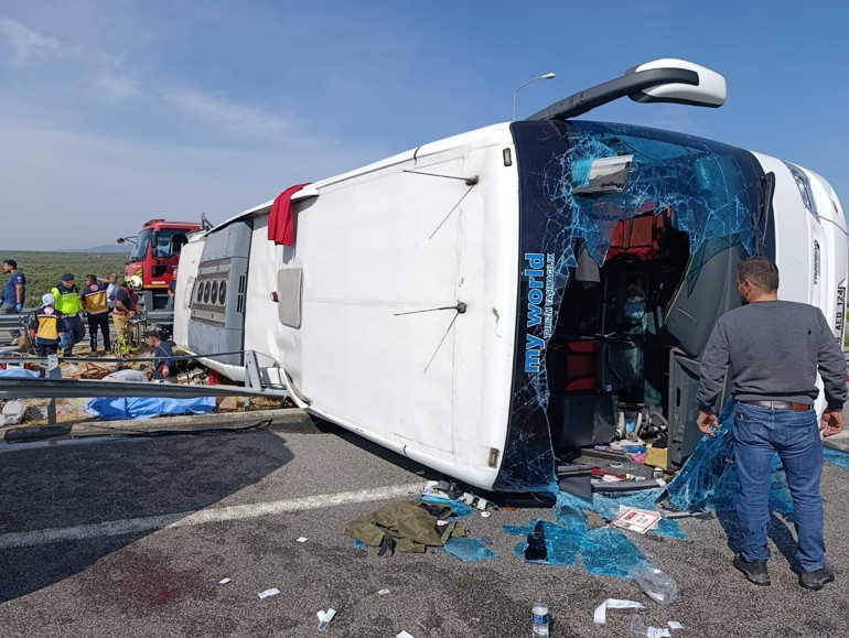 Manisa’da katliam gibi kaza TIR ile otobüs çarpıştı: 11 ölü, 27 yaralı