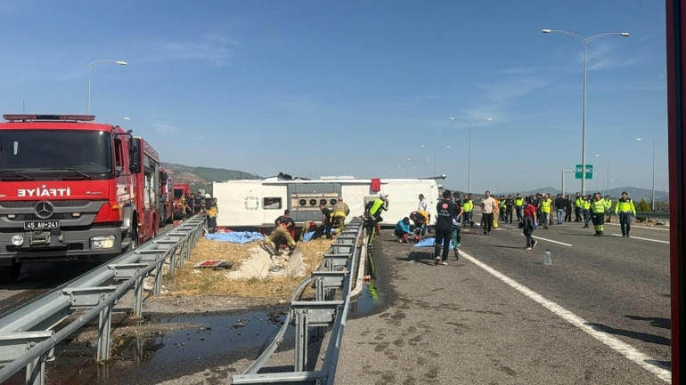 Manisa’da katliam gibi kaza TIR ile otobüs çarpıştı: 11 ölü, 26 yaralı