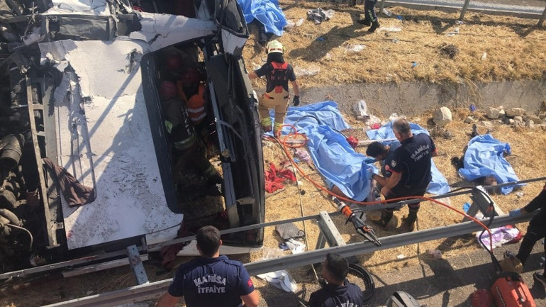 Manisa’da katliam gibi kaza TIR ile otobüs çarpıştı: 11 ölü, 26 yaralı