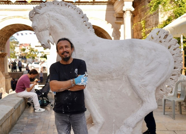 Truva Atından ilham alan heykeltıraş 2027yi işaret etti