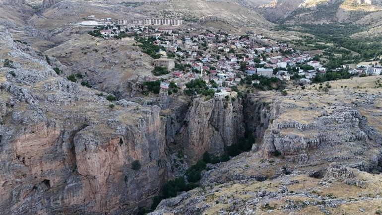 Yürekleri ağza getiren ev Diyarbakırda ilgi odağı oldu: Kanyonun ortasında yaşıyorlar
