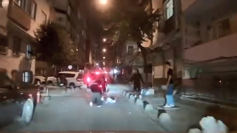 İstanbul’da sokak ortasında kız kavgası Saçından tutup yerde sürükledi