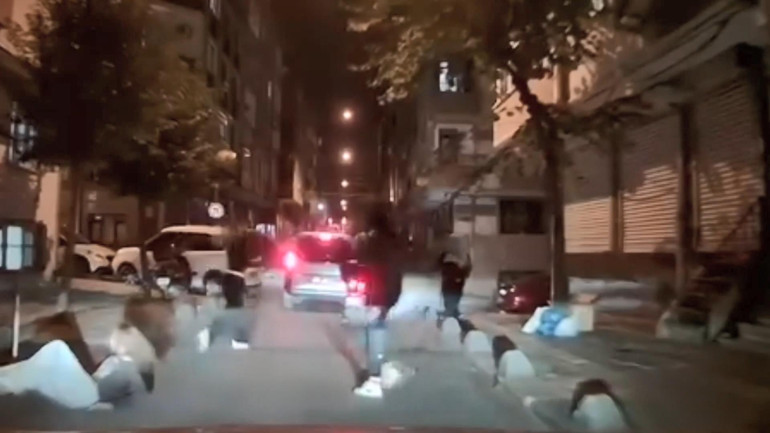 İstanbul’da sokak ortasında kız kavgası Saçından tutup yerde sürükledi