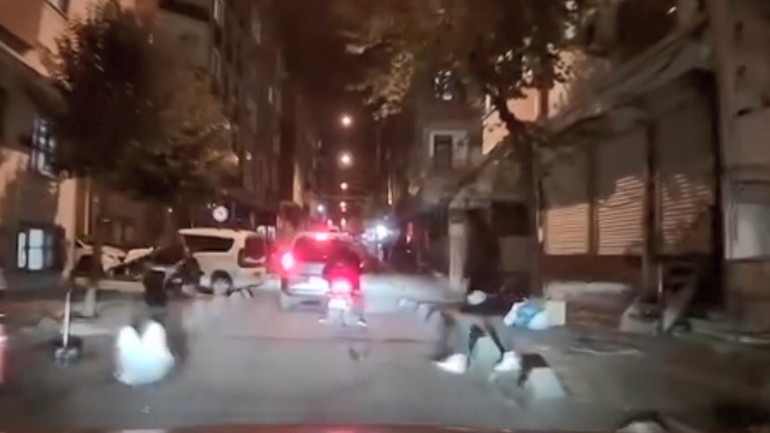 İstanbul’da sokak ortasında kız kavgası Saçından tutup yerde sürükledi