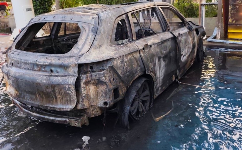 Antalya’da şarj halindeki elektrikli araç alev alev yandı