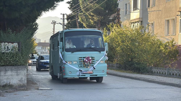 Eşinin 15 yıllık hayalini gerçekleştirdi: 2004 model Magirus marka aracı dönüştürdü Zor olanı başardık