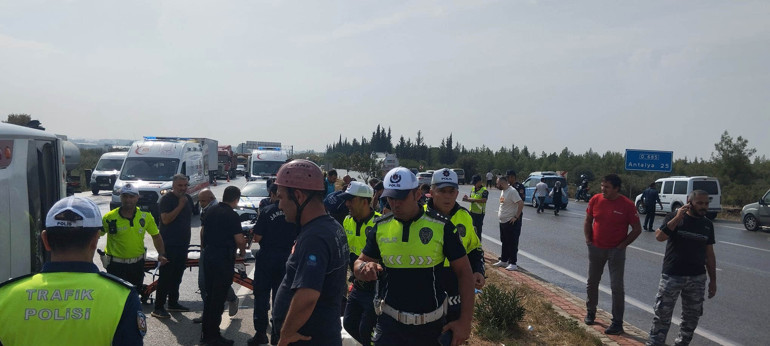 Antalyada midibüs kaygan yolda devrildi: Yaralılar var