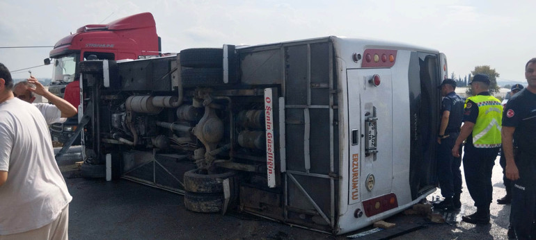Antalyada midibüs kaygan yolda devrildi: Yaralılar var