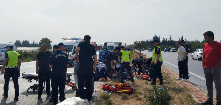 Antalyada midibüs kaygan yolda devrildi: Yaralılar var
