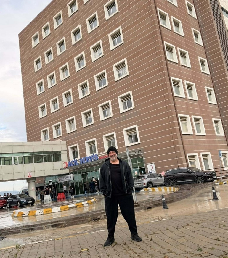 Cem Yılmaz, Çanakkalede tedavi gördüğü hastaneye kontrole geldi