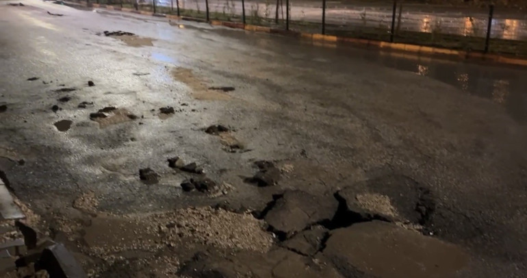 Adıyamanda şiddetli sağanak hayatı felç etti: Yollar çöktü trafik durdu