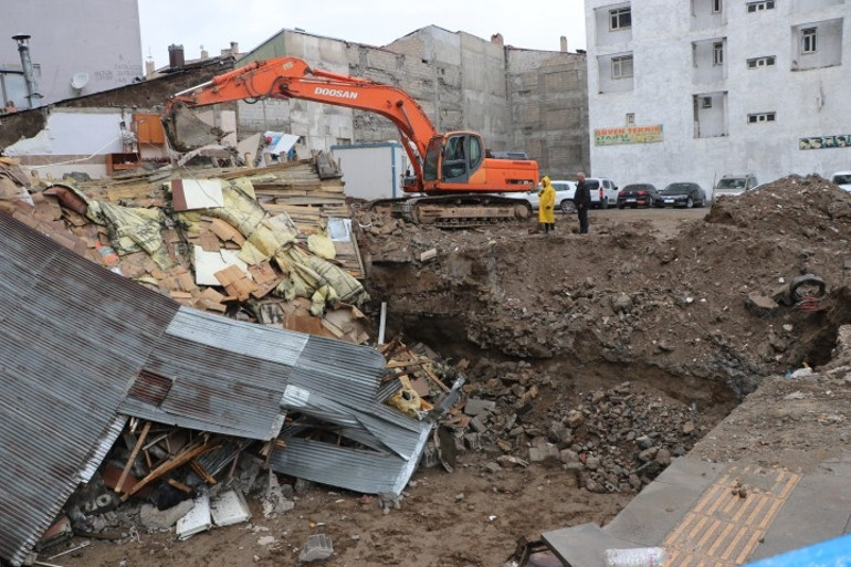 Vanda temel kazısı faciaya neden oluyordu: Bitişikteki lokanta çöktü