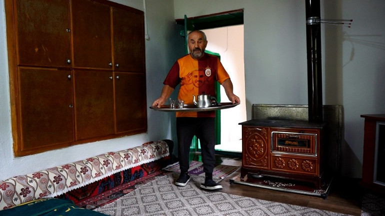 Yürek ısıtan fedakarlık: Görme ve işitme engelli Ömer, 94 yaşındaki annesine bebek gibi bakıyor