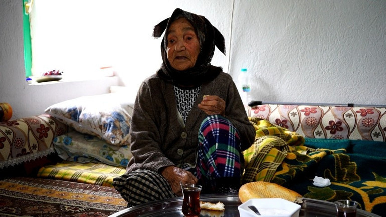 Yürek ısıtan fedakarlık: Görme ve işitme engelli Ömer, 94 yaşındaki annesine bebek gibi bakıyor