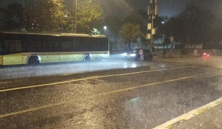 Meteoroloji saat verdi: Sağanak yağış ve fırtına etkili olacak | Günlerce sürecek: İstanbul dahil birçok ile sarı ve turuncu yağış alarmı