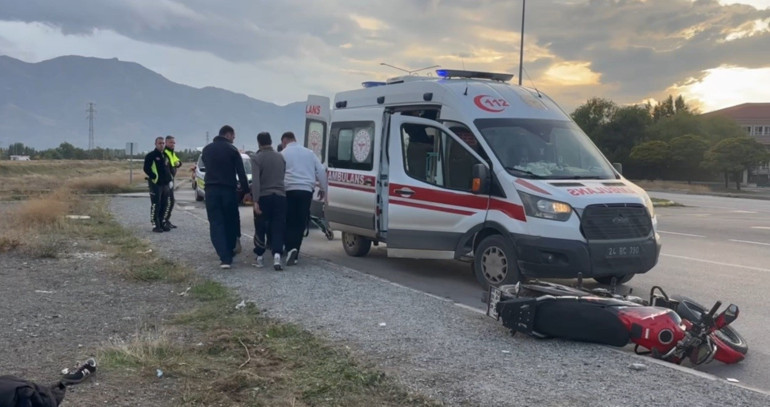 Erzincanda motosiklet kazası: Sürücü yola savrulup yaralandı