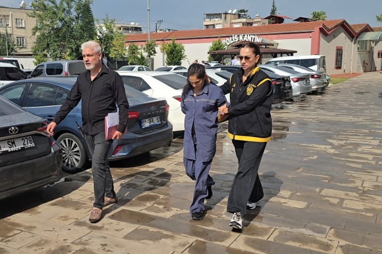 Adanada eşarp ve plastik aparatla hırsızlık: Güvenlik kamerası ele verdi