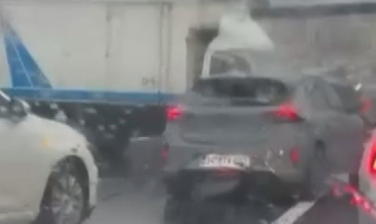 Beylikdüzünde yağmur kazası: Kamyonet bariyerlere çarptı, trafik kilitlendi
