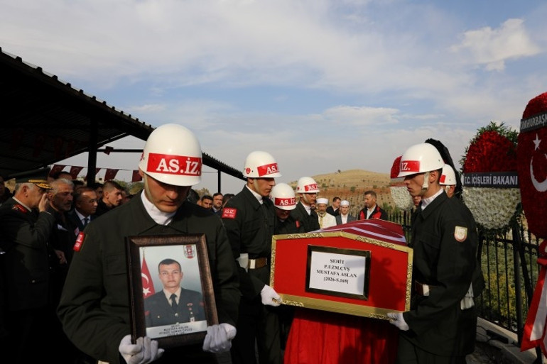 Gaziantepe şehit ateşi düştü: Bebek bekleyen Uzman Çavuş Mustafa Aslan son yolculuğuna uğurlandı